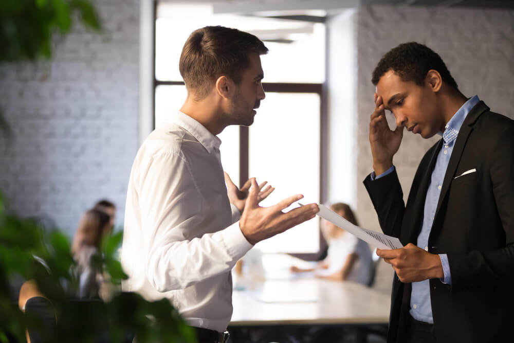 Mediator bij een arbeidsconflict in gesprek