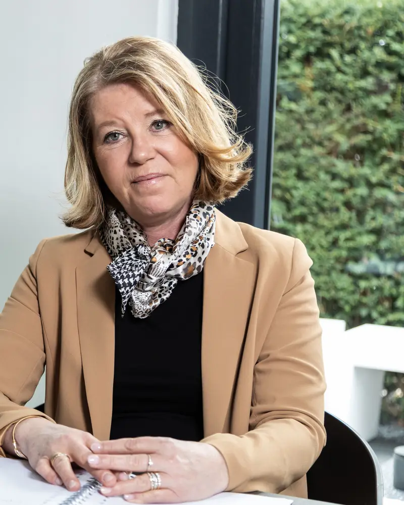 Claudia Blom in gesprek aan tafel in haar praktijk