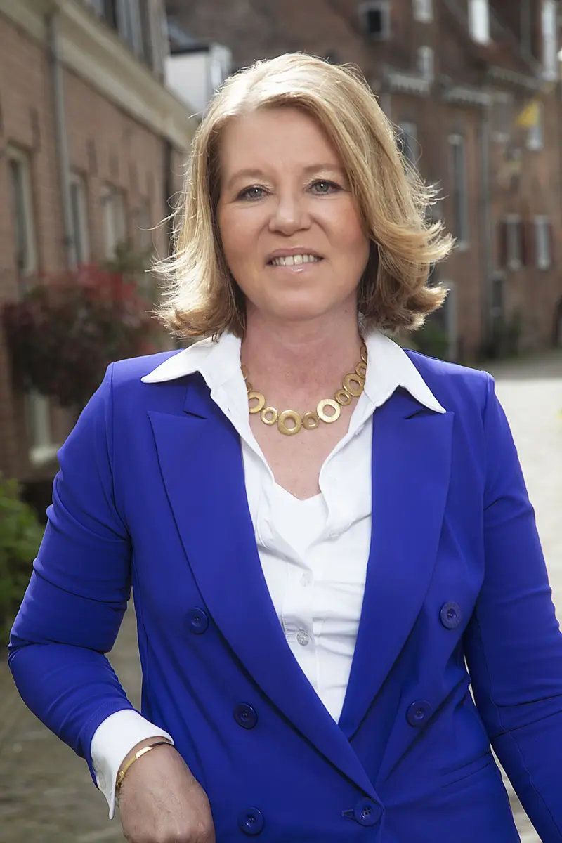 Claudia Blom, mediator, in een straat in Amersfoort
