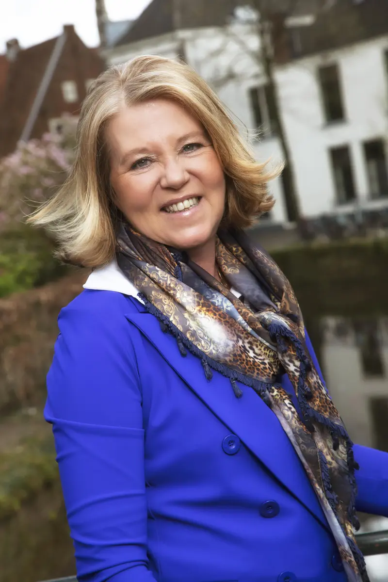 Claudia Blom, mediator, bij een bruggetje in Amersfoort