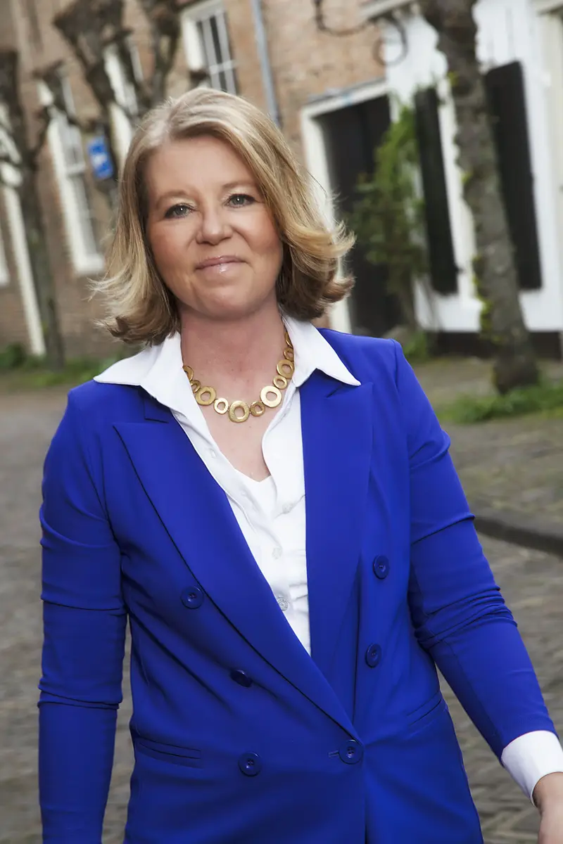 Claudia Blom, mediator, in de binnenstad van Amersfoort