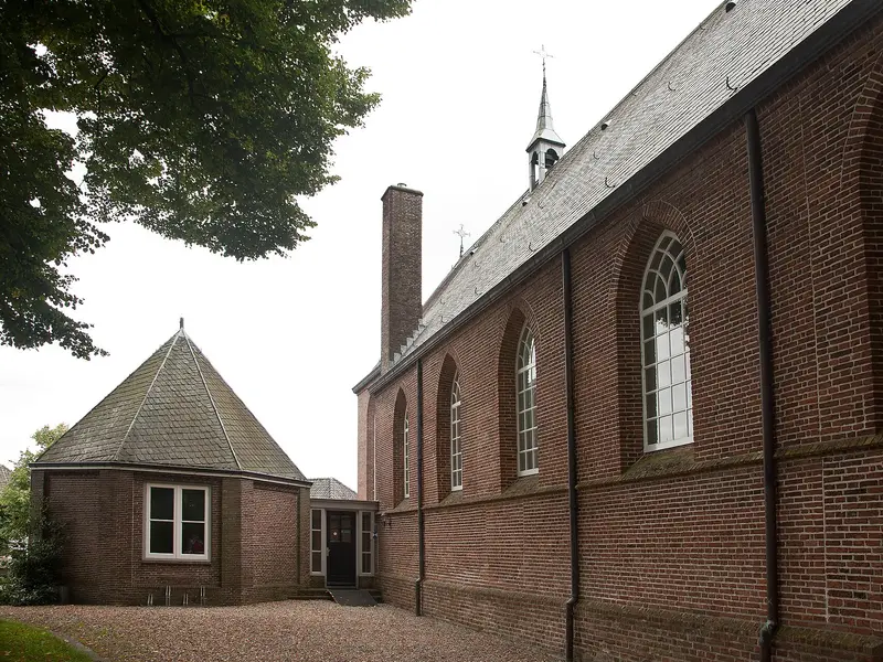 De Oude Kerk in Soest, gezien vanaf de zijkant