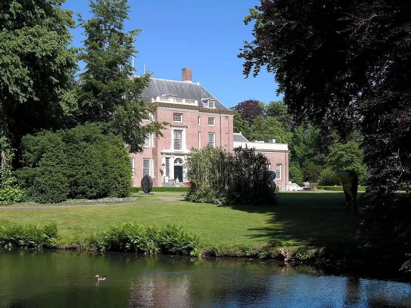 Slot Zeist gezien vanuit het slotpark, met de vijver op de voorgrond